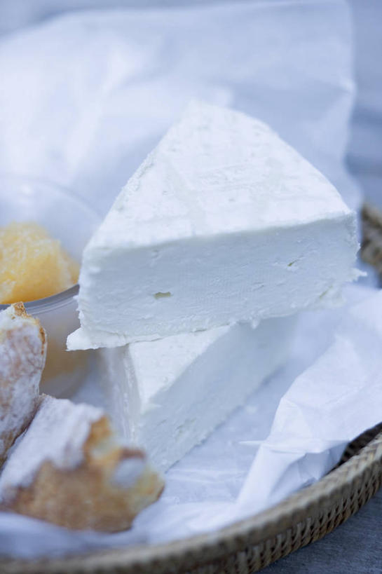 奶酪,无人,竖图,俯视,室内,特写,白天,桌面,桌子,阴影,朦胧,模糊,反射,木制,影子,干酪,起司,芝士,营养,木制品,容器,碗,乳酪,储藏,乳制品,储存,发酵,山羊奶酪,彩图,高角度拍摄,贮存