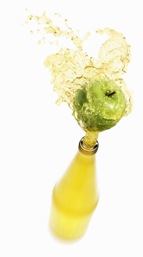 果汁,无人,竖图,俯视,室内,特写,白天,白色背景,水,餐桌,桌子,苹果,水果,阴影,飞溅,朦胧,模糊,新鲜,溅,反射,罐子,液体,影子,水滴,生食,食品,果实,饮品,玻璃制品,水珠,食物,饮料,一个,玻璃瓶,瓶子,苹果汁,摄影,有机食品,绿色食品,影棚,单个,餐台,可口,喷洒,适口,彩图,高角度拍摄,影棚拍摄,拍摄