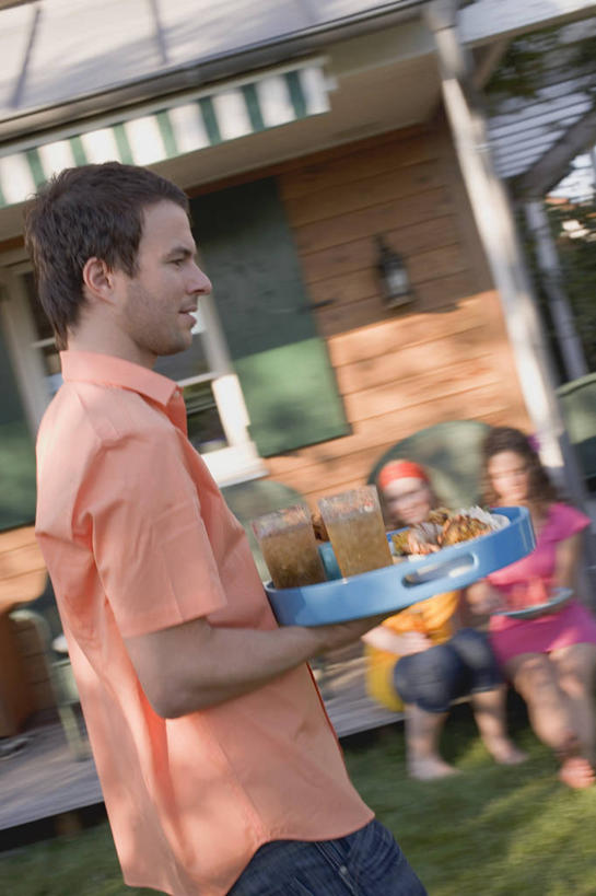 点心,面包,西方人,三个人,伙伴,朋友,家,站,坐,捧,笑,微笑,露齿笑,竖图,室外,白天,正面,友谊,幸福,草地,草坪,植物,茶,杯子,餐具,欧洲,欧洲人,服装,朦胧,模糊,碟子,盘,房屋,屋子,冰,公寓,冰块,茶叶,食品,面点,注视,休闲装,娱乐,冷冻,洋房,楼房,住宅,玻璃制品,草,食物,糕点,衣服,绿色,盘子,水杯,碟,观察,看,站着,享受,休闲,温馨,休闲服,放松,寒冷,乐趣,服饰,冷藏,观看,察看,冰冷,提神,舒适,关注,醒脑,保鲜,友情,男人,男性,年轻男性,年轻女性,女人,女性,白种人,玻璃杯,端,端着,捧着,手捧,站立,坐着,半身,彩图,房子