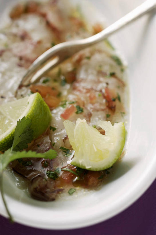 无人,竖图,俯视,室内,特写,白天,餐具,水果,阴影,朦胧,模糊,新鲜,反射,叉子,影子,陶瓷,生食,虾,食品,果实,陶瓷制品,食物,一个,容器,碗,有机食品,绿色食品,单个,储藏,储存,餐叉,斑节对虾,斑节虾,酸橙,代代,日本对虾,竹节虾,进餐用具,橙子,橙,彩图,高角度拍摄,贮存