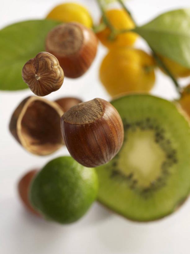 无人,竖图,俯视,室内,特写,白天,白色背景,餐桌,桌子,猕猴桃,水果,叶子,切开,阴影,新鲜,反射,影子,生食,食品,果实,绿叶,食物,切,金橘,嫩叶,金桔,摄影,有机食品,绿色食品,影棚,餐台,金弹,金柑,金枣,洋奶桔,剖面,切面,牛奶桔,叶,叶片,奇异果,猕猴梨,彩图,高角度拍摄,影棚拍摄,拍摄