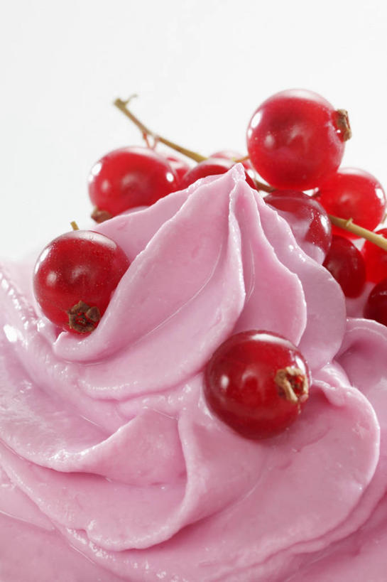 无人,竖图,俯视,室内,特写,白天,白色背景,餐桌,桌子,浆果,水果,阴影,新鲜,反射,影子,灯笼果,生食,食品,冰激凌,果实,清凉,食物,冷饮,舒服,冰淇淋,摄影,有机食品,绿色食品,影棚,餐台,解暑,解渴,雪糕,红醋栗,舒爽,冰糕,消暑,醋栗,彩图,高角度拍摄,影棚拍摄,拍摄