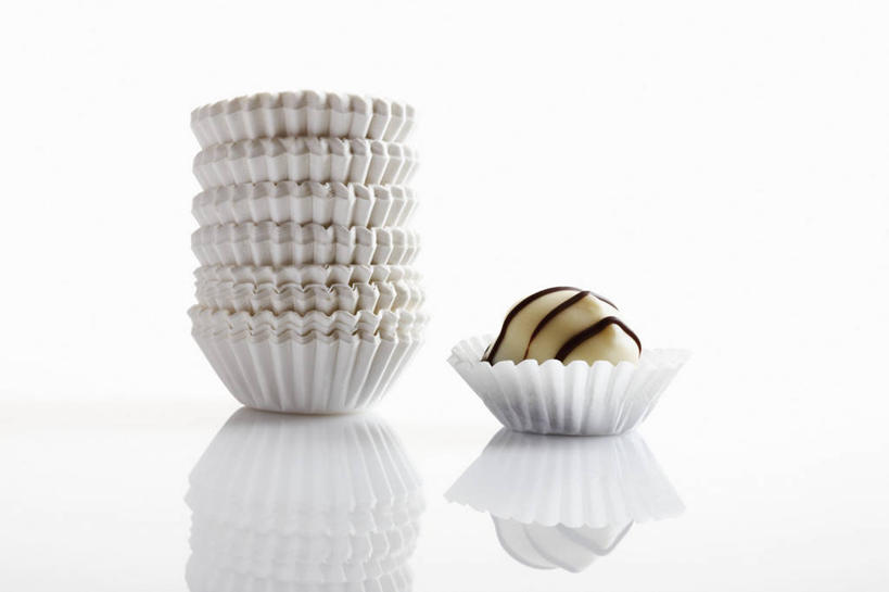 无人,横图,室内,特写,白天,白色背景,正面,餐桌,桌子,一排,许多,阴影,整齐,反射,影子,食品,糖,糖果,甜点,甜品,白巧克力,食物,排列,甜食,巧克力,摄影,影棚,餐台,朱古力,纸托,堆,队列,蛋糕托,蛋糕托纸,蛋糕纸托,彩图,影棚拍摄,拍摄