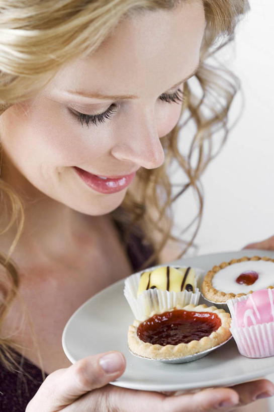 点心,西方人,脸,头,脸颊,手,一个人,站,闭眼,捧,笑,微笑,露齿笑,竖图,室内,特写,白天,白色背景,正面,下午茶,餐桌,桌子,餐具,欧洲,欧洲人,双手,仅一个年轻女性,仅一个女性,仅一个人,服装,背心,碟子,盘,食品,肩膀,食物,糕点,衣服,盘子,碟,低头,站着,手部,摄影,服饰,影棚,餐台,衣着,穿着,衣饰,年轻女性,女人,女性,白种人,头部,脸部,脸蛋,面部,闭眼睛,闭着眼,闭着眼睛,端,端着,捧着,手捧,站立,半身,彩图,影棚拍摄,拍摄,蛋糕