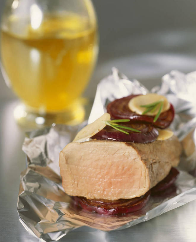 红酒,葡萄酒,无人,竖图,俯视,室内,特写,白天,烹饪,西餐,餐桌,桌子,茄子,蔬菜,杯子,餐具,阴影,新鲜,反射,包装,包装纸,碟子,高脚杯,铝箔纸,盘,锡箔纸,影子,纸,肉,牛肉,料理,食品,纸张,红酒杯,白葡萄酒,酒类,菜肴,美食,肉类,玻璃制品,酒,食物,饮料,紫色,盘子,酒杯,碟,西式,佳肴,有机食品,绿色食品,餐台,包装材料,葡萄酒杯,肉食,锡箔,紫茄子,铝箔,牛里脊肉,玻璃杯,落苏,酪酥,昆仑瓜,矮瓜,彩图,高角度拍摄,牛里脊,牛柳