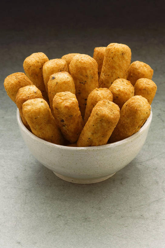 奶酪,无人,竖图,俯视,室内,特写,白天,烹饪,西餐,一堆,许多,阴影,堆叠,堆积,灰色背景,反射,影子,陶瓷,油炸,干酪,起司,料理,食品,陶瓷制品,芝士,营养,菜肴,美食,食物,一个,容器,碗,乳酪,西式,摄影,佳肴,影棚,单个,储藏,堆,乳制品,储存,发酵,彩图,高角度拍摄,影棚拍摄,拍摄,芝士条,贮存