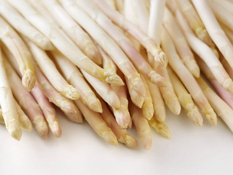 无人,横图,俯视,室内,特写,白天,白色背景,餐桌,桌子,芦笋,蔬菜,一堆,许多,阴影,堆叠,堆积,新鲜,反射,影子,白芦笋,食品,食物,摄影,有机食品,绿色食品,影棚,餐台,堆,猪尾巴,药鸡豆子,石刁柏,蚂蚁杆,龙须菜,狼尾巴根,彩图,高角度拍摄,影棚拍摄,拍摄