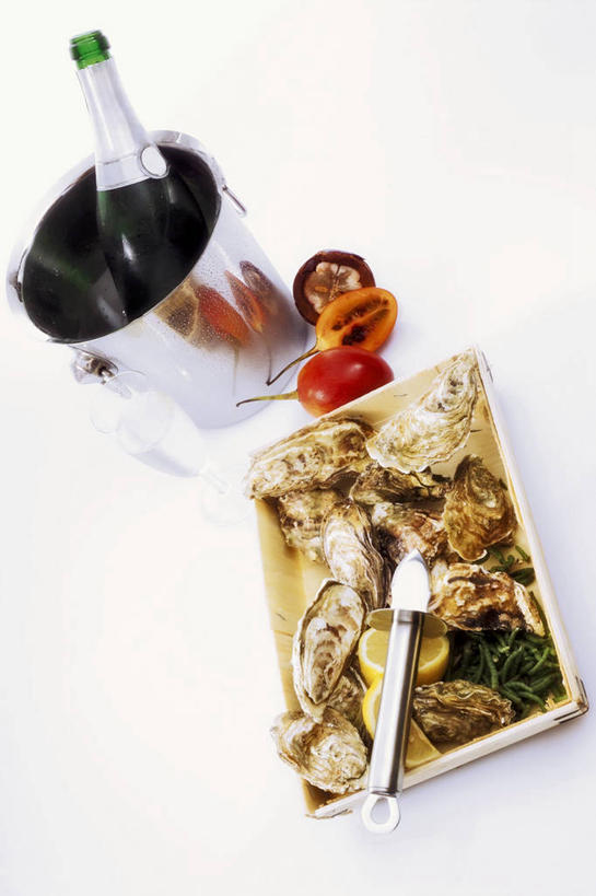 海鲜,葡萄酒,无人,竖图,俯视,室内,特写,白天,白色背景,奢侈,快乐,餐桌,桌子,阴影,反射,工具,铁桶,桶,影子,刀具,牡蛎,浪漫,红酒瓶,水产,海洋生物,玻璃制品,酒,酒瓶,饮料,玻璃瓶,瓶子,容器,刀,香槟,诱惑,摄影,影棚,餐台,储藏,生蚝,葡萄酒瓶,储存,水生动物,海产品,水生物,冰桶,海底动物,牡蛎刀,香槟桶,气泡酒,起泡酒,汽酒,彩图,高角度拍摄,影棚拍摄,高兴,欢笑,拍摄,贮存