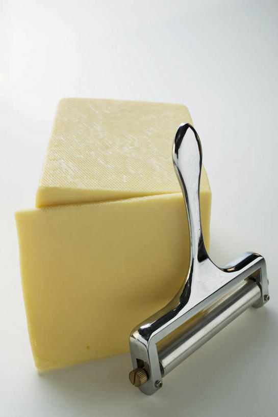 奶酪,无人,竖图,俯视,室内,特写,白天,白色背景,桌面,桌子,切开,阴影,反射,木制,工具,影子,干酪,起司,刀具,芝士,营养,黄色,木制品,刀,切,乳酪,摄影,影棚,乳制品,发酵,剖面,切面,奶酪刀,芝士刀,彩图,高角度拍摄,影棚拍摄,拍摄