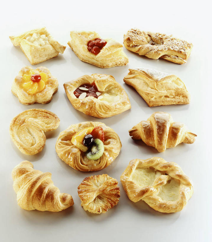 点心,无人,竖图,俯视,室内,特写,白天,白色背景,下午茶,桌面,桌子,水果,一排,许多,阴影,新鲜,整齐,并列,并排,反射,木制,影子,生食,食品,果实,很多,食物,糕点,排列,木制品,摄影,有机食品,绿色食品,影棚,队列,平行,彩图,高角度拍摄,影棚拍摄,拍摄,蛋奶酥,梳乎厘,舒芙里,蛋糕