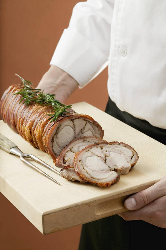 西方人,手,一个人,站,竖图,俯视,室内,特写,白天,烹饪,中餐,叶子,欧洲,欧洲人,双手,仅一个男性,仅一个人,握,服装,肉,料理,食品,绿叶,案板,拿,拿着,休闲装,猪肉,菜肴,美食,肉类,砧板,食物,仅一个年轻男性,衣服,站着,休闲,手部,休闲服,中式,嫩叶,握着,摄影,服饰,佳肴,影棚,褐色背景,迷迭香,肉食,豚肉,海洋之露,烤乳猪,广东菜,粤菜,男人,男性,年轻男性,白种人,叶,叶片,站立,半身,彩图,高角度拍摄,影棚拍摄,拍摄