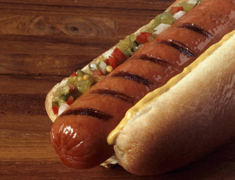 芥末,无人,横图,俯视,室内,特写,白天,烹饪,西餐,桌面,桌子,阴影,反射,木制,影子,肉,香肠,三明治,料理,食品,腊肠,热狗,猪肉,菜肴,美食,肉类,食物,木制品,快餐,西式,佳肴,肉食,西式快餐,垃圾食品,山葵,三文治,豚肉,泽山葵,溪山葵,芥子末,山嵛菜,芥辣粉,哇沙比,辣根,彩图,高角度拍摄