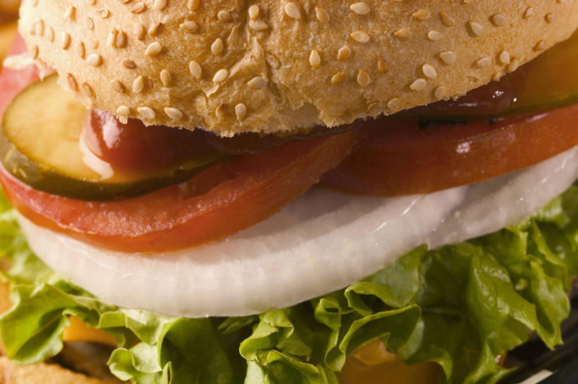 点心,面包,无人,横图,俯视,室内,特写,白天,烹饪,西餐,植物,桌面,桌子,黄瓜,蔬菜,西红柿,洋葱,叶子,阴影,新鲜,反射,木制,纹理,影子,生菜,莴苣,肉,芝麻,汉堡,牛肉,料理,食品,面点,绿叶,菜肴,美食,肉类,食物,糕点,一个,绿色,木制品,快餐,嫩叶,西式,佳肴,有机食品,绿色食品,单个,玉葱,肉食,西式快餐,垃圾食品,肌理,脂麻,胡麻,白麻,巨胜子,春菜,鹅仔菜,莴仔菜,千金菜,油麻,叶用莴苣,奶油生菜,叶,叶片,叶脉,圆葱,洋葱头,球葱,青瓜,胡瓜,番茄,葱头,彩图,高角度拍摄