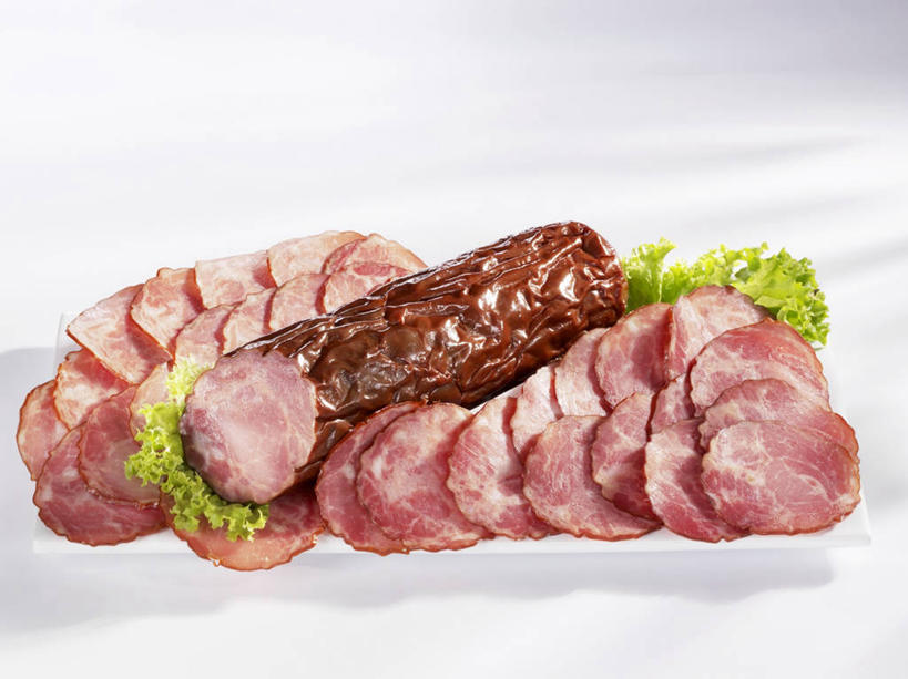 无人,横图,俯视,室内,特写,白天,白色背景,植物,桌面,桌子,叶子,切开,阴影,反射,木制,纹理,影子,肉,香肠,绿叶,腊肠,猪肉,肉类,绿色,餐巾,木制品,切,嫩叶,摄影,影棚,剖面,肉食,切面,豚肉,肌理,保洁方巾,口布,叶,叶片,叶脉,彩图,高角度拍摄,影棚拍摄,拍摄