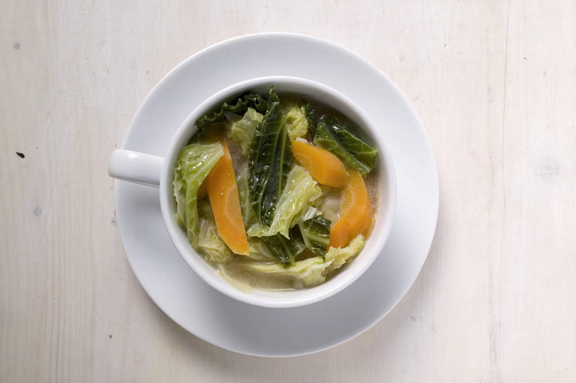 无人,横图,俯视,室内,特写,白天,白色背景,烹饪,西餐,桌面,桌子,萝卜,胡萝卜,蔬菜,椰菜,卷心菜,杯子,餐具,叶子,阴影,新鲜,反射,木制,瓷器,碟子,盘,影子,蔬菜汤,汤,料理,食品,绿叶,陶瓷制品,菜肴,美食,食物,一个,盘子,木制品,碟,嫩叶,甘蓝,西式,摄影,佳肴,有机食品,绿色食品,影棚,单个,瓷杯,羹汤,叶,叶片,结球甘蓝,红萝卜,甘荀,甘兰,包心菜,彩图,高角度拍摄,影棚拍摄,拍摄