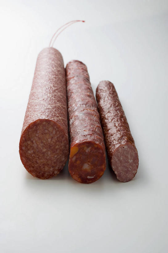 无人,竖图,俯视,室内,特写,白天,白色背景,桌面,桌子,一排,切开,阴影,整齐,反射,木制,影子,肉,香肠,腊肠,猪肉,肉类,排列,三个,木制品,切,摄影,影棚,队列,剖面,肉食,切面,豚肉,彩图,高角度拍摄,影棚拍摄,拍摄