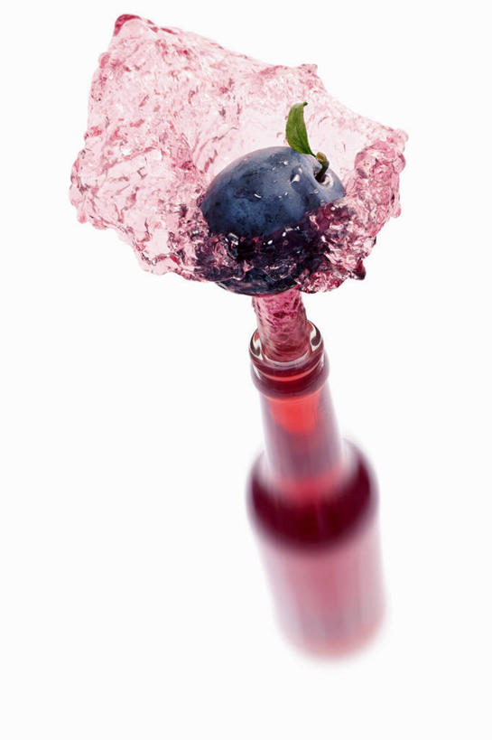 果汁,无人,竖图,俯视,室内,特写,白天,白色背景,桌面,桌子,李子,水果,阴影,飞溅,新鲜,溅,反射,木制,液体,影子,水滴,生食,食品,果实,饮品,玻璃制品,水珠,食物,饮料,一个,玻璃瓶,木制品,瓶子,摄影,有机食品,绿色食品,影棚,单个,可口,喷洒,红李,鸡血李,杏李,适口,彩图,高角度拍摄,影棚拍摄,拍摄