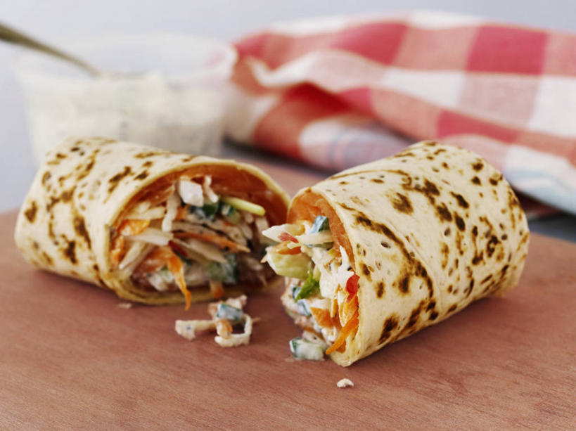 点心,无人,横图,俯视,室内,特写,白天,桌面,桌子,萝卜,胡萝卜,蔬菜,阴影,花纹,朦胧,模糊,新鲜,反射,木制,布,图案,影子,勺子,塑料,食品,案板,布纹,文化,饼,小吃,砧板,食物,糕点,一个,木制品,容器,塑料制品,调羹,汤匙,碗,甜食,有机食品,绿色食品,单个,储藏,布匹,储存,玉米饼,红萝卜,甘荀,彩图,高角度拍摄,贮存