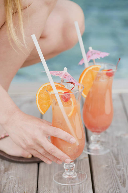 西方人,手,一个人,体育馆,游泳池,蹲,竖图,室外,特写,白天,侧面,凉鞋,水,杯子,水果,鞋子,欧洲,欧洲人,仅一个年轻女性,仅一个女性,仅一个人,握,新鲜,装饰,伞,纸伞,塑料,水池,水面,生食,食品,果实,酒类,拿,拿着,文化,泳池,玻璃制品,酒,食物,饮料,两个,水杯,塑料制品,吸管,鸡尾酒,手部,调酒,握着,有机食品,绿色食品,单手,华丽,修饰,点缀,游泳馆,创造,空心,甜橙,想象,小伞,衬托,美观,雅致,雅观,饮管,鸡尾酒伞,酒杯伞,伞签,年轻女性,女人,女性,白种人,玻璃杯,橙子,橙,蹲着,半身,彩图,夹趾拖鞋,人字拖,人字拖鞋,鹄壳,黄橙,黄果,金橙,金环,金球,糖橙,圆柱状