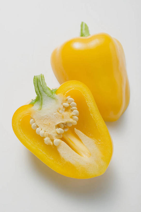 无人,竖图,俯视,室内,特写,白天,白色背景,桌面,桌子,辣椒,蔬菜,切开,阴影,新鲜,反射,木制,影子,食品,食物,黄色,木制品,切,摄影,有机食品,绿色食品,影棚,剖面,彩椒,切面,辣角,红海椒,大椒,辣虎,广椒,甜椒,柿子椒,辣子,海椒,番椒,灯笼椒,彩图,高角度拍摄,影棚拍摄,拍摄