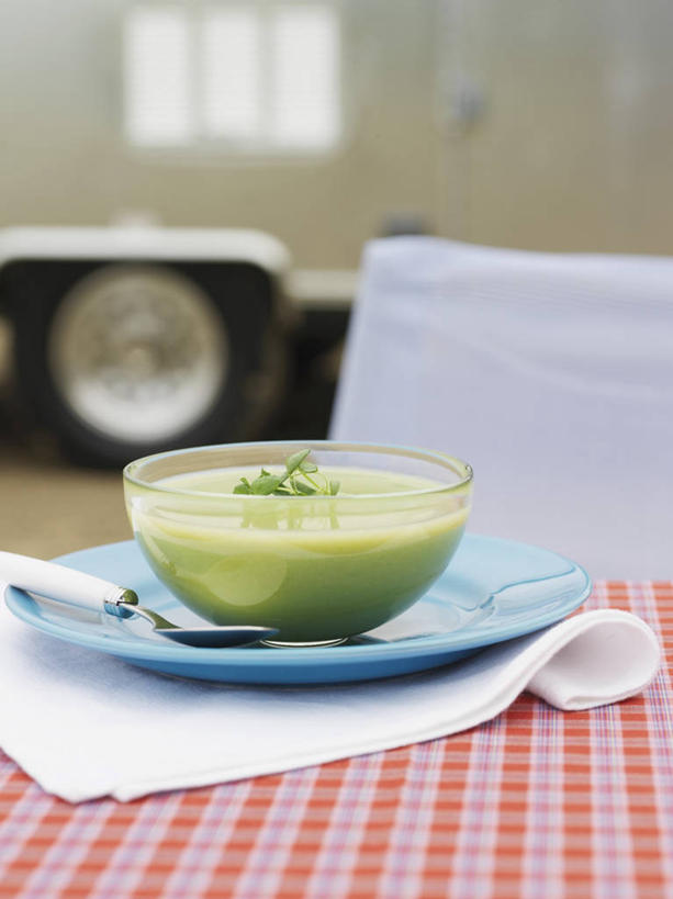 无人,竖图,俯视,室内,特写,白天,烹饪,西餐,植物,桌面,桌子,蔬菜,餐具,玻璃,金属制品,阴影,朦胧,模糊,新鲜,反射,金属,木制,布料,碟子,盘,影子,勺子,豆类,豆子,豌豆,汤,料理,食品,布纹,荷兰豆,菜肴,美食,玻璃制品,桌布,食物,一个,盘子,餐巾,木制品,容器,调羹,碟,台布,汤匙,碗,西式,佳肴,有机食品,绿色食品,单个,储藏,储存,雪豆,豆科,奶油汤,寒豆,毕豆,麻累,国豆,小寒豆,麦豌豆,羹汤,保洁方巾,口布,彩图,高角度拍摄,贮存