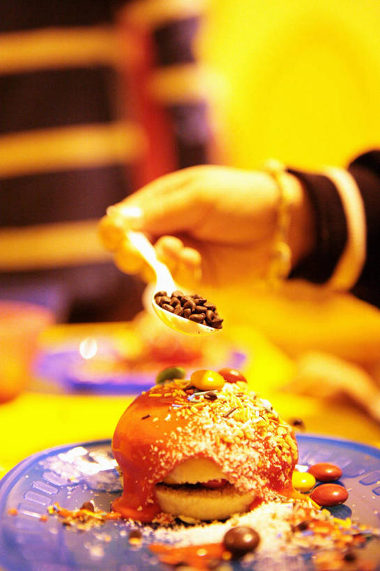 点心,西方人,儿童,手,一个人,竖图,室内,白天,正面,下午茶,纯洁,桌面,桌子,餐具,欧洲,欧洲人,仅一个男性,仅一个人,握,阴影,服装,朦胧,模糊,反射,木制,碟子,盘,影子,勺子,塑料,食品,拿,拿着,休闲装,食物,糕点,小孩,衣服,盘子,木制品,塑料制品,调羹,碟,汤匙,仅一个小孩,休闲,手部,休闲服,可爱,童年,童趣,握着,服饰,单手,童真,烂漫,无邪,天真,男孩,男人,男性,白种人,孩子,半身,彩图,蛋糕,男生