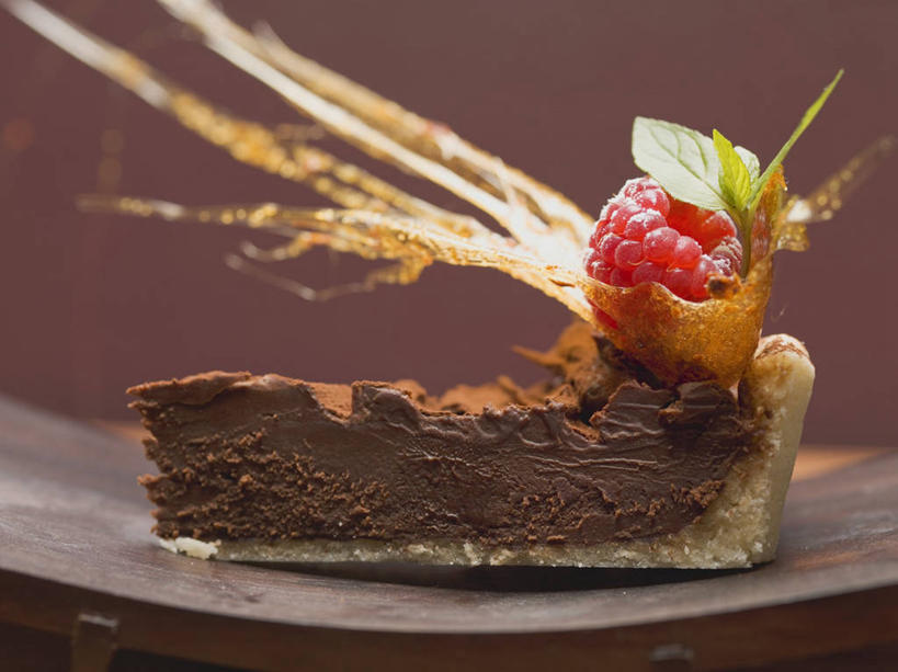 点心,无人,横图,室内,特写,白天,正面,下午茶,桌面,桌子,水果,一块,阴影,飞溅,新鲜,溅,反射,木制,液体,影子,水滴,生食,食品,糖,糖果,甜点,甜品,果实,巧克力蛋糕,水珠,食物,糕点,木制品,甜食,巧克力,有机食品,绿色食品,朱古力,喷洒,山莓,树莓,三月泡,四月泡,山抛子,刺葫芦,悬钩子,馒头菠,高脚菠,龙船泡,泡儿刺,彩图,蛋糕