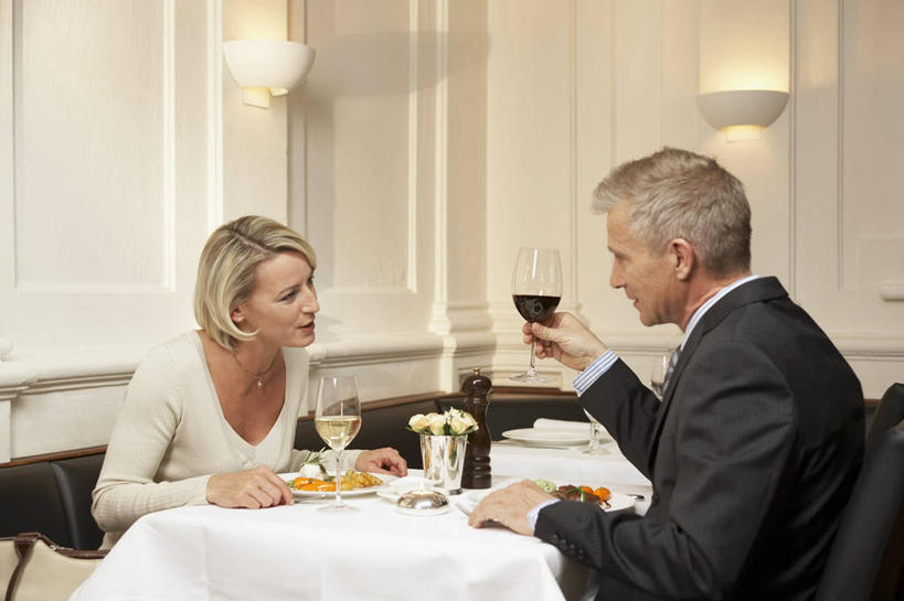 红酒,葡萄酒,西方人,中年人,两个人,家庭,夫妻,餐厅,坐,笑,微笑,露齿笑,横图,室内,白天,侧面,爱情,餐桌,桌子,杯子,照明,欧洲,欧洲人,握,阴影,服装,光线,壁灯,高脚杯,影子,墙,灯光,红酒杯,酒类,浪漫,拿,拿着,注视,休闲装,相视,墙壁,墙面,玻璃制品,灯,酒,饮料,衣服,酒杯,灯具,观察,看,休闲,温暖,温馨,一家人,面对面,休闲服,红葡萄酒,恩爱,握着,恋人,服饰,餐台,观看,对视,照亮,和睦,察看,互视,葡萄酒杯,照明设备,关注,相对,相看,男人,男性,女人,女性,中年男性,中年女性,白种人,夫妇,情侣,玻璃杯,坐着,半身,彩图,餐馆,饭店,饭馆,伴侣,融洽