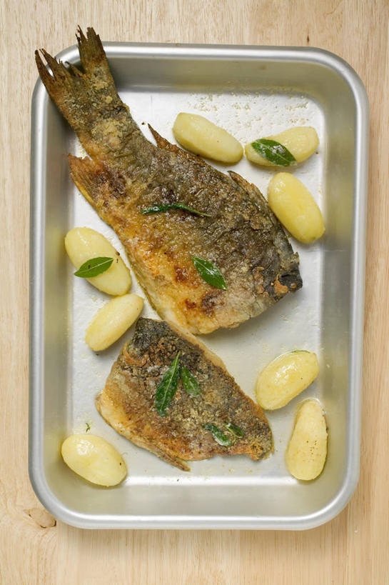 无人,竖图,俯视,室内,特写,白天,桌面,桌子,鲤鱼,蔬菜,土豆,餐具,金属制品,阴影,新鲜,反射,金属,木制,鱼,碟子,盘,影子,肉,鱼肉,食品,肉类,鱼类,食物,一个,盘子,木制品,碟,有机食品,绿色食品,单个,肉食,馍馍蛋,鲤子,鲤拐子,洋芋,山药蛋,马铃薯,彩图,高角度拍摄