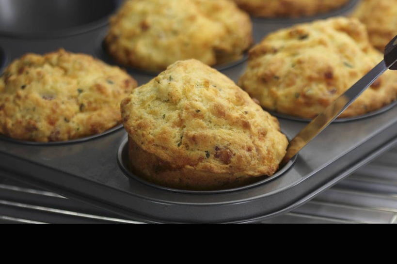 点心,无人,横图,俯视,室内,特写,白天,下午茶,桌面,桌子,餐具,金属制品,一排,阴影,朦胧,模糊,整齐,并列,并排,反射,金属,木制,碟子,工具,盘,影子,食品,刀具,松饼,食物,糕点,排列,盘子,木制品,碟,刀,队列,餐刀,平行,玛芬蛋糕,彩图,高角度拍摄