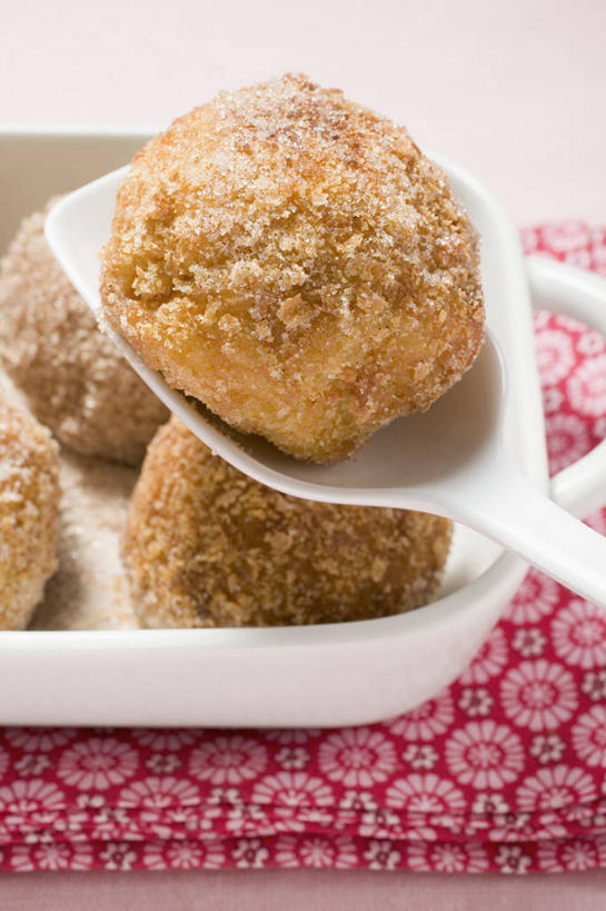 点心,面包,无人,竖图,俯视,室内,特写,白天,烹饪,桌面,桌子,厨具,金属制品,阴影,花纹,反射,金属,木制,布,图案,影子,陶瓷,黄油,食品,面点,陶瓷制品,布纹,锅铲,食物,糕点,一个,木制品,容器,碗,单个,储藏,布匹,乳制品,储存,白脱油,烹饪用具,乳脂,烹调用具,烹调,彩图,高角度拍摄,贮存