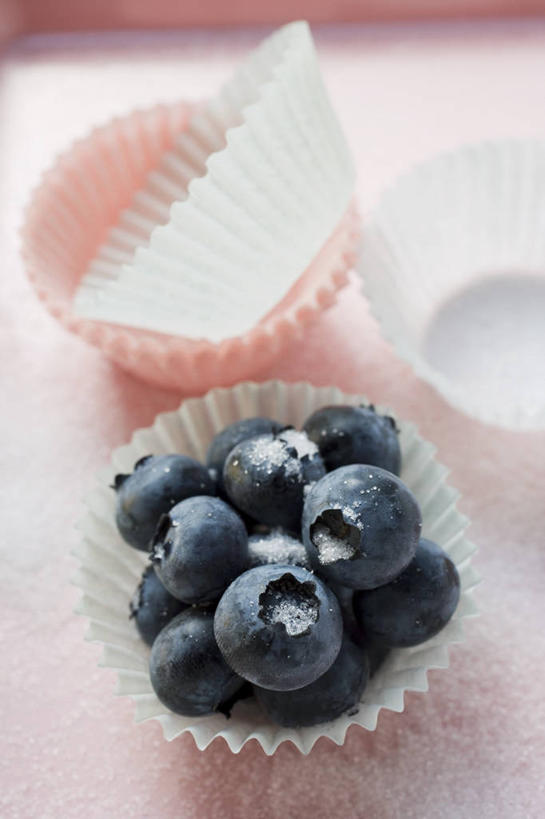 无人,竖图,俯视,室内,特写,白天,桌面,桌子,浆果,蓝莓,水果,阴影,新鲜,反射,木制,影子,生食,食品,果实,食物,木制品,有机食品,绿色食品,纸托,蛋糕托,蛋糕托纸,蛋糕纸托,山都柿,蓝浆果,蓝靛果,彩图,高角度拍摄