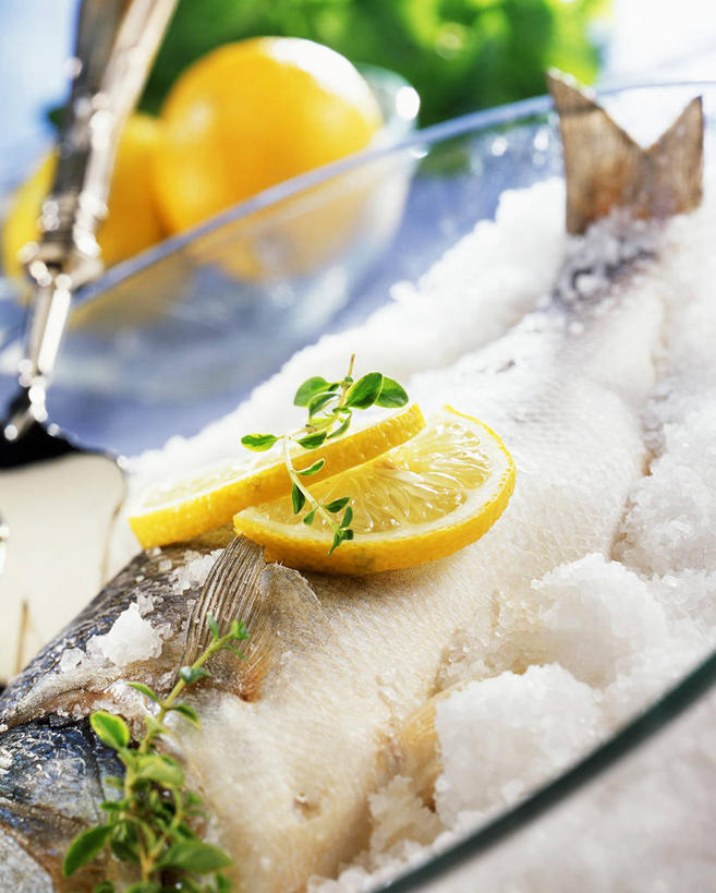 无人,竖图,俯视,室内,特写,白天,桌面,桌子,蔬菜,水果,叶子,玻璃,阴影,朦胧,模糊,新鲜,反射,木制,鱼,影子,肉,生食,鱼肉,食品,果实,绿叶,蔬果,肉类,鱼类,玻璃制品,食物,一个,木制品,容器,碗,嫩叶,有机食品,绿色食品,单个,储藏,鲈鱼,甜橙,储存,肉食,花鲈,鲈板,鲈子鱼,叶,叶片,橙子,橙,彩图,高角度拍摄,鹄壳,黄橙,黄果,金橙,金环,金球,糖橙,贮存