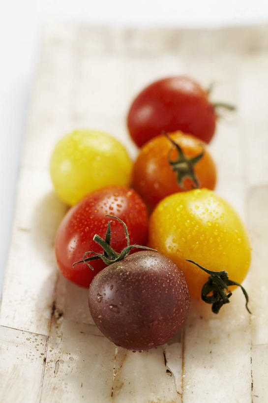 无人,竖图,俯视,室内,特写,白天,桌面,桌子,蔬菜,西红柿,小番茄,阴影,新鲜,反射,木制,影子,食品,棕色,食物,黄色,红色,木制品,有机食品,绿色食品,小西红柿,樱桃小番茄,珍珠小番茄,樱桃番茄,圣女果,番茄,彩图,高角度拍摄