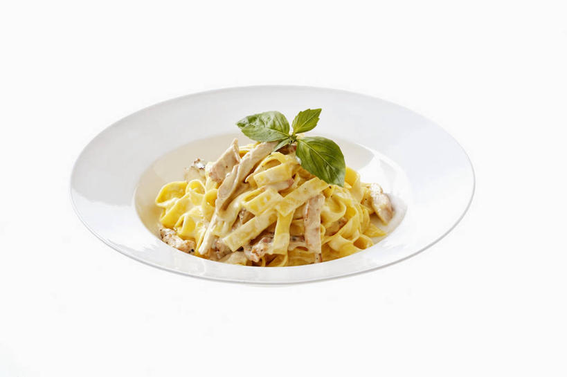 面食,面条,奶酪,意大利面,无人,横图,俯视,室内,特写,白天,白色背景,西餐,植物,桌面,桌子,餐具,叶子,阴影,反射,木制,碟子,盘,纹理,影子,鸡肉,面,肉,香料,干酪,起司,料理,食品,绿叶,草药,芝士,营养,肉类,中药,食物,一个,绿色,盘子,木制品,碟,香草,嫩叶,乳酪,西式,摄影,影棚,单个,罗勒,乳制品,紫苏,药材,中草药,发酵,肉食,九层塔,圣约瑟夫草,甜罗勒,兰香,中药材,本草,肌理,叶,叶片,叶脉,彩图,高角度拍摄,影棚拍摄,拍摄