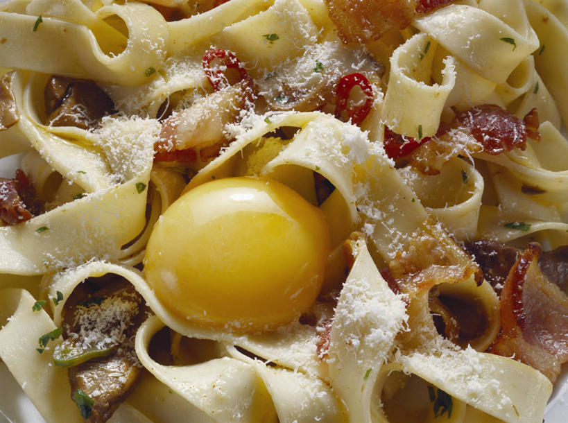 面食,面条,奶酪,意大利面,无人,横图,俯视,室内,特写,白天,西餐,阴影,反射,影子,蛋,鸡蛋,面,肉,干酪,起司,料理,食品,芝士,营养,火腿,猪肉,肉类,食物,腌制,乳酪,西式,乳制品,发酵,肉食,豚肉,卵,熏制,火肉,兰熏,猪腿,彩图,高角度拍摄