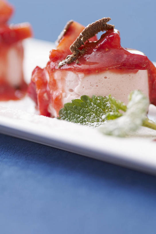 点心,无人,竖图,俯视,室内,特写,白天,下午茶,植物,桌面,桌子,草莓,浆果,餐具,水果,叶子,阴影,蓝色背景,新鲜,反射,木制,碟子,盘,纹理,影子,生食,食品,果实,绿叶,食物,糕点,一个,绿色,盘子,木制品,碟,果酱,嫩叶,草莓蛋糕,摄影,有机食品,绿色食品,影棚,单个,肌理,果子酱,叶,叶片,叶脉,洋莓,水果皇后,红莓,地莓,彩图,高角度拍摄,影棚拍摄,拍摄,蛋糕