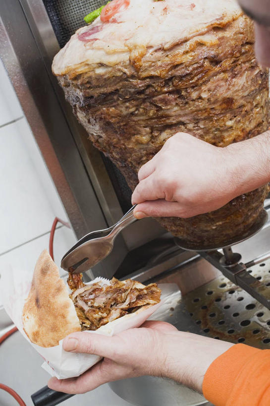 点心,面包,东方人,手,一个人,站,竖图,俯视,室内,特写,白天,烹饪,亚洲,双手,仅一个年轻女性,仅一个女性,仅一个人,握,服装,料理,食品,面点,烤肉,拿,拿着,休闲装,黄种人,菜肴,美食,食物,糕点,衣服,站着,休闲,手部,休闲服,中式,握着,服饰,佳肴,土耳其料理,土耳其烤肉,皮塔饼,肉夹馍,土耳其菜,口袋面包,年轻女性,女人,女性,亚洲人,站立,半身,彩图,高角度拍摄,卡巴,旋转烤肉,白吉馍,馍夹肉,西府小吃,中国汉堡