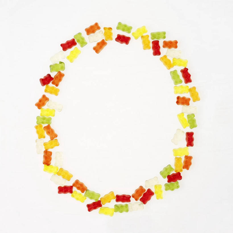 无人,方图,俯视,彩色,室内,特写,白天,白色背景,桌面,桌子,阴影,环绕,围绕,反射,木制,英文,标志,文字,影子,字符,字母,食品,糖,糖果,甜点,甜品,软糖,环抱,橡皮糖,标识,食物,木制品,甜食,摄影,影棚,英文字母,萦绕,彩图,高角度拍摄,影棚拍摄,拍摄