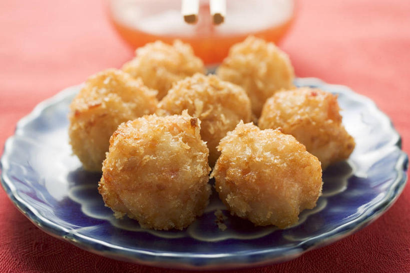 无人,横图,俯视,室内,特写,白天,烹饪,餐桌,桌子,餐具,许多,阴影,朦胧,模糊,反射,碟子,盘,影子,虾,油炸,炸虾,料理,食品,很多,菜肴,美食,食物,一个,盘子,碟,金色,佳肴,单个,餐台,虾球,彩图,高角度拍摄,炸虾球