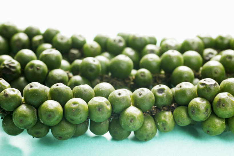 无人,横图,俯视,室内,特写,白天,白色背景,餐桌,桌子,一堆,许多,阴影,堆叠,堆积,反射,影子,调料,调味,香料,佐料,调味品,很多,调味料,绿色,摄影,影棚,餐台,堆,绿胡椒,配料,作料,胡椒,彩图,高角度拍摄,影棚拍摄,拍摄