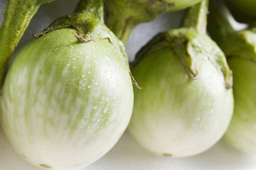 无人,横图,俯视,室内,特写,白天,餐桌,桌子,茄子,蔬菜,阴影,新鲜,反射,影子,食品,食物,三个,绿色,有机食品,绿色食品,餐台,落苏,酪酥,昆仑瓜,矮瓜,彩图,高角度拍摄,袖珍茄子