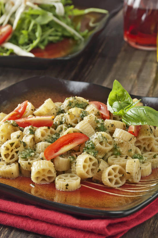 面食,面条,意大利面,无人,竖图,俯视,室内,特写,白天,西餐,餐桌,桌子,蔬菜,西红柿,餐具,纺织品,一堆,阴影,堆叠,堆积,新鲜,反射,布,碟子,盘,影子,面,料理,食品,织物,抹布,食物,一个,盘子,碟,西式,有机食品,绿色食品,单个,餐台,堆,番茄,彩图,高角度拍摄,车轮面