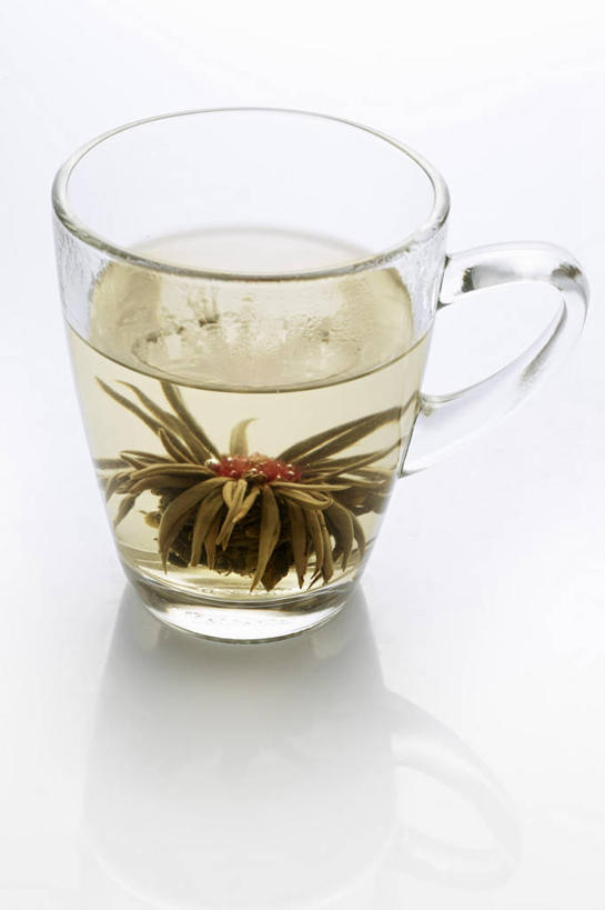 无人,竖图,俯视,室内,特写,白天,白色背景,幸福,餐桌,茶,桌子,杯子,玻璃,阴影,反射,影子,茶叶,饮品,一杯,娱乐,玻璃制品,一个,水杯,花茶,享受,休闲,温馨,放松,乐趣,保健,养生,摄影,影棚,单个,餐台,花草茶,舒适,茉莉花茶,茉莉香片,香花茶,香片,熏花茶,茶杯,彩图,高角度拍摄,影棚拍摄,拍摄