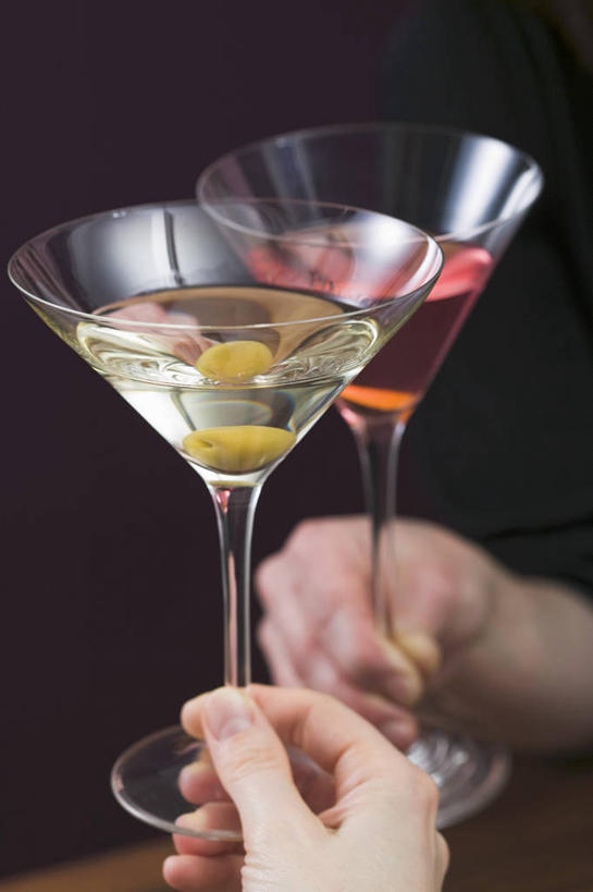 西方人,手,两个人,伙伴,朋友,竖图,室内,特写,白天,正面,友谊,杯子,欧洲,欧洲人,双手,握,黑色背景,庆祝,高脚杯,酒类,两杯,拿,拿着,文化,玻璃制品,酒,饮料,酒杯,鸡尾酒,干杯,碰杯,手部,交际,友好,调酒,握着,摄影,影棚,庆贺,创造,礼仪,敬酒,想象,劝酒,鸡尾酒杯,友情,年轻女性,女人,女性,白种人,玻璃杯,半身,彩图,影棚拍摄,拍摄,大都会鸡尾酒