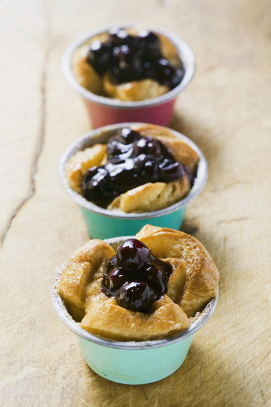 点心,面包,无人,竖图,俯视,室内,特写,白天,餐桌,桌子,樱桃,水果,一排,阴影,新鲜,整齐,反射,影子,陶瓷,生食,食品,布丁,面点,甜点,甜品,果实,陶瓷制品,食物,糕点,排列,三个,容器,碗,果冻,果酱,甜食,零食,面包布丁,有机食品,绿色食品,餐台,储藏,储存,队列,啫喱,樱桃酱,果子酱,樱珠,莺桃,英桃,楔桃,牛桃,荆桃,彩图,高角度拍摄,贮存