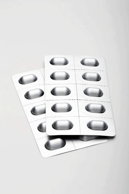 无人,竖图,俯视,室内,特写,白天,白色背景,安全,餐桌,桌子,静物,阴影,反射,药剂,药丸,影子,塑料,防护,药片,盒子,两个,包装盒,容器,塑料制品,药品,治疗,摄影,影棚,餐台,储藏,保护,药物,医疗,储存,保险,预防,平安,彩图,高角度拍摄,影棚拍摄,拍摄,吸塑包装盒,贮存