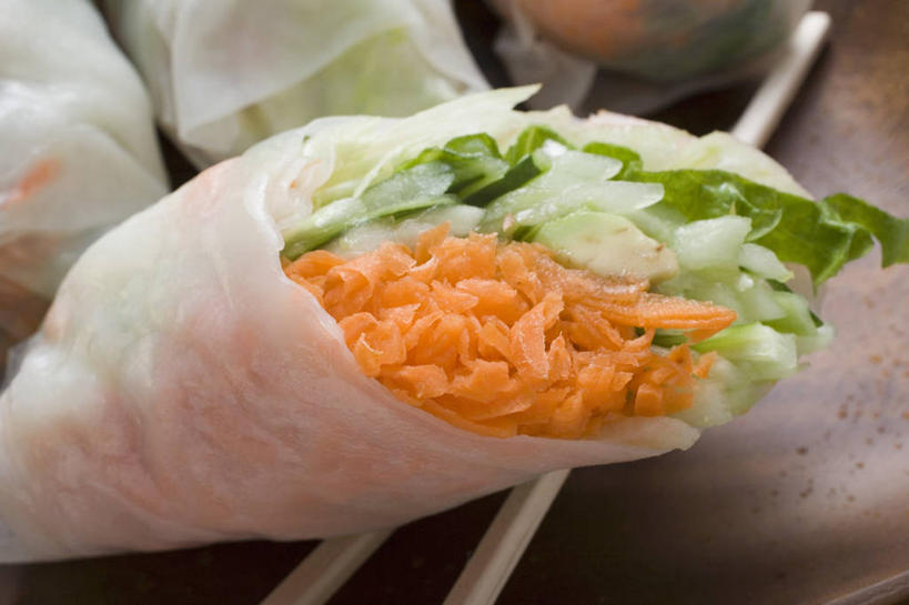 点心,无人,横图,俯视,室内,特写,白天,烹饪,餐桌,筷子,桌子,萝卜,胡萝卜,蔬菜,餐具,一双,阴影,新鲜,反射,包装,包装纸,影子,纸,料理,食品,纸张,文化,传统,春卷,菜肴,美食,食物,佳肴,有机食品,绿色食品,餐台,礼节,包装材料,薄饼,礼仪,春饼,越菜,越南菜,越南料理,糯米纸,进餐用具,红萝卜,甘荀,彩图,高角度拍摄,米皮,越南春卷