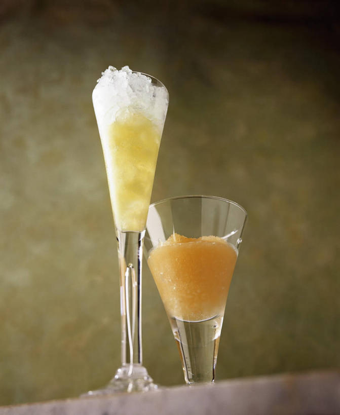 无人,竖图,室内,特写,白天,仰视,餐桌,桌子,杯子,阴影,反射,高脚杯,影子,酒类,两杯,文化,玻璃制品,酒,饮料,两个,酒杯,鸡尾酒,调酒,摄影,影棚,餐台,创造,想象,鸡尾酒杯,玻璃杯,彩图,低角度拍摄,影棚拍摄,拍摄,水果鸡尾酒