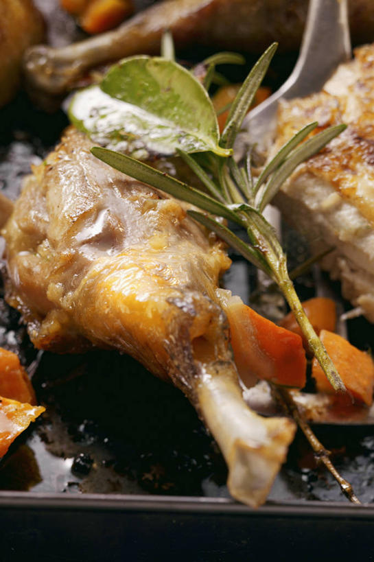 无人,竖图,俯视,室内,特写,白天,烹饪,餐桌,桌子,餐具,叶子,阴影,反射,碟子,盘,影子,鸡肉,肉,料理,食品,绿叶,鸡腿,菜肴,美食,肉类,食物,一个,盘子,碟,嫩叶,烤鸡腿,佳肴,单个,餐台,配菜,鸡腿肉,肉食,叶,叶片,彩图,高角度拍摄